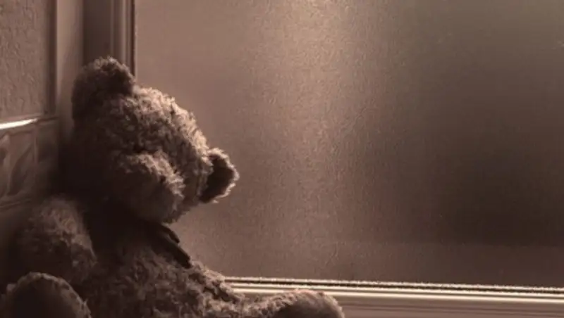 В заваленной мусором квартире умер семилетний мальчик-маугли