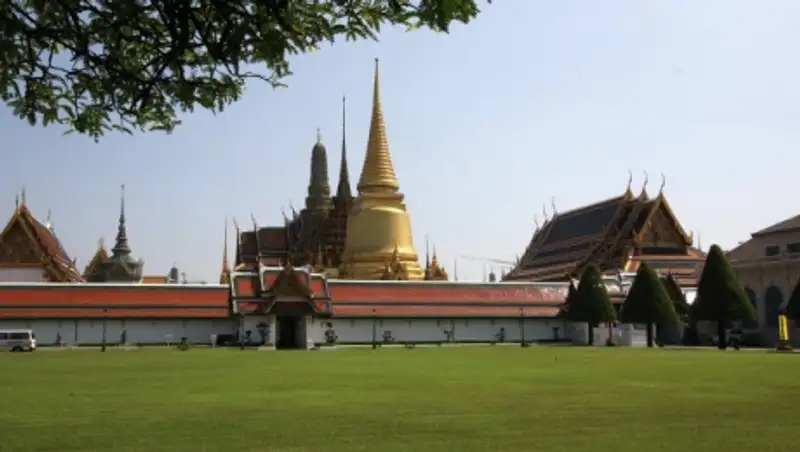 Король Таиланда временно покинул больницу и отправился в свой дворец