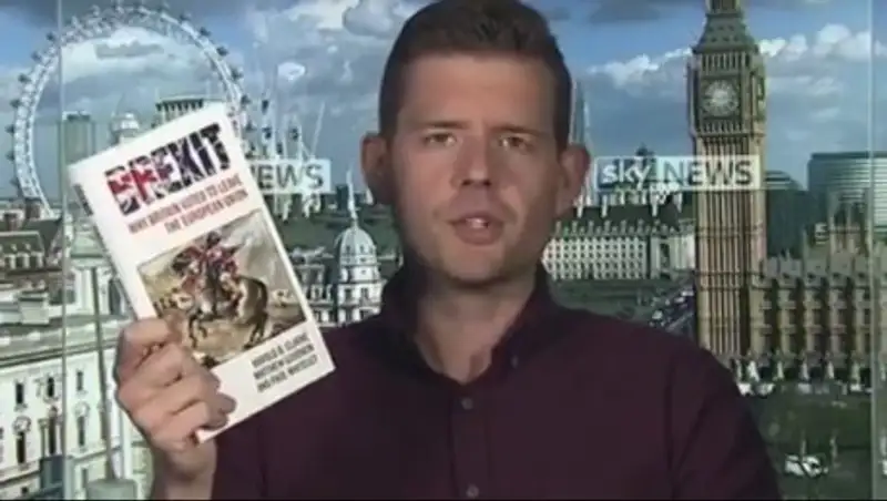 Британский политолог съел свою книгу в прямом эфире