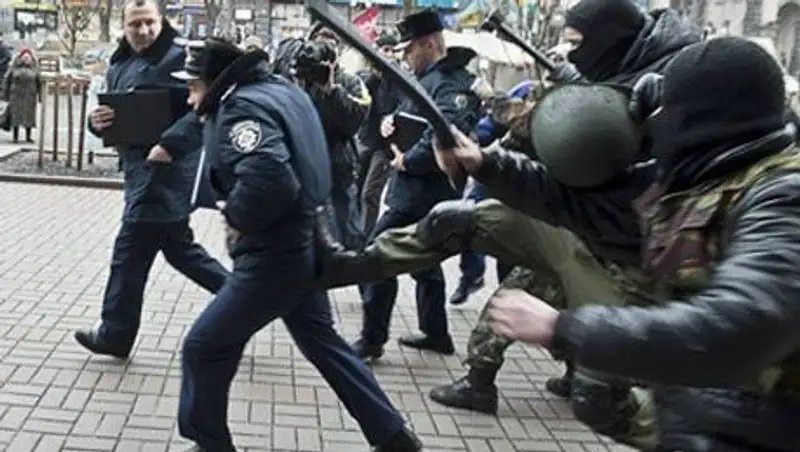 Оппозиционеры прорвали кордон милиции у Верховной Рады