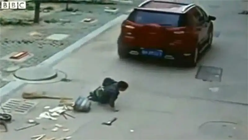 В Китае мальчик чудом выжил после того, как его переехала машина