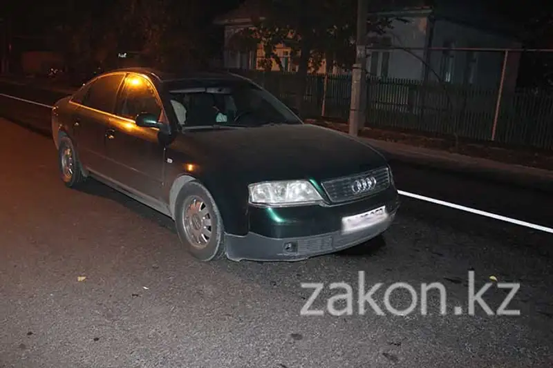 В Алматы водитель Фольксвагена врезался в Ауди с двумя маленькими пассажирами (фото) В Алматы водитель Фольксвагена врезался в Ауди с двумя маленькими пассажирами (фото), фото - Новости Zakon.kz от 01.11.2013 20:00