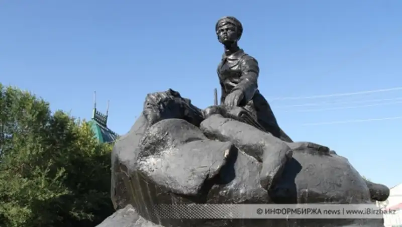 Жители Уральска недовольны переносом памятника Мише Гаврилову