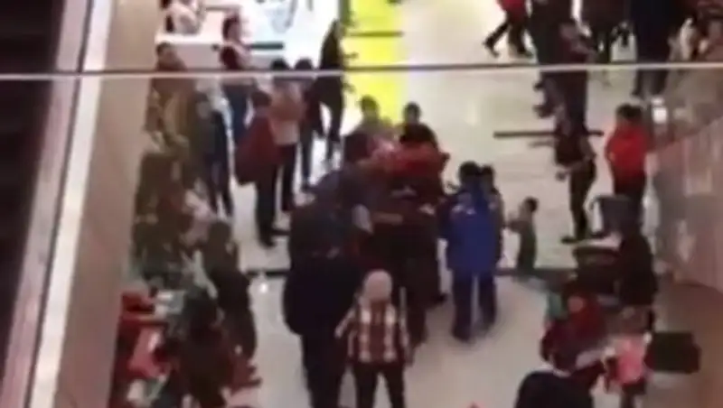 Упавший с третьего этажа в ТРЦ мальчик находится в тяжелом состоянии в Алматы