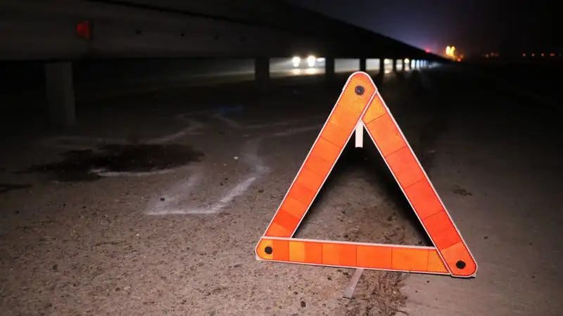 Mazda врезалась в остановку с людьми в Астане: в отношении водителя завели уголовное дело