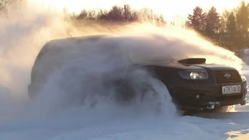 Под Павлодаром из снежных заносов спасают машины и людей