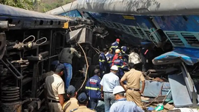 В железнодорожной аварии в Индии погибли 20 человек