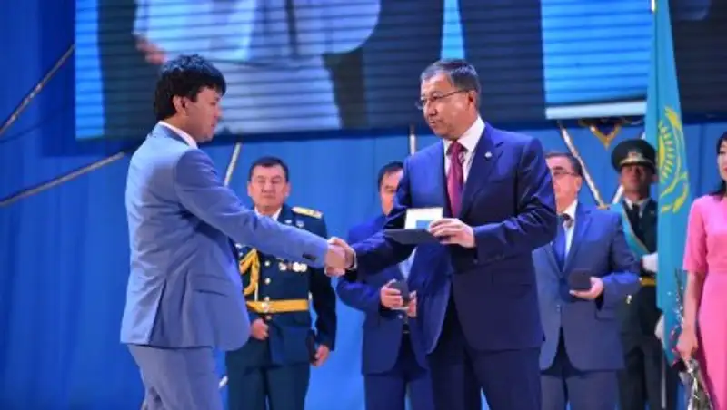 В ЮКО наградили ряд государственных служащих