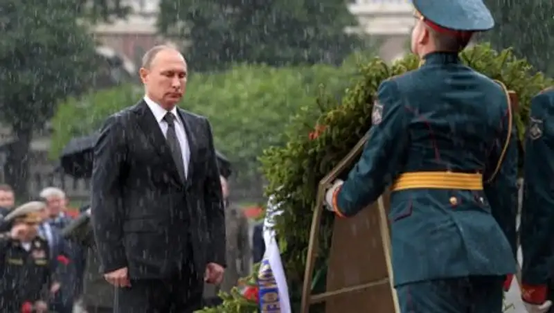 Путин объяснил, почему был без зонта в День памяти и скорби