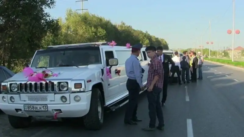 Водитель свадебного лимузина оказался без прав в Талдыкоргане