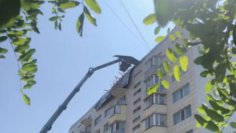 Крышу сорвало ветром с высотки в Алматы. Детали инцидента