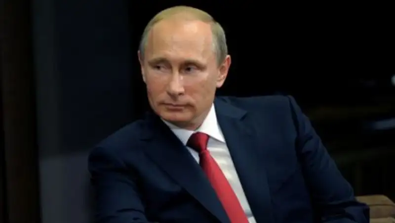 На день рождения Путину подарят новый портрет грудью и живого льва