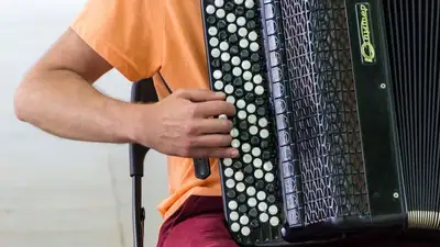 мальчик играл на баяне и пел в автобусе, фото - Новости Zakon.kz от 23.08.2023 14:40