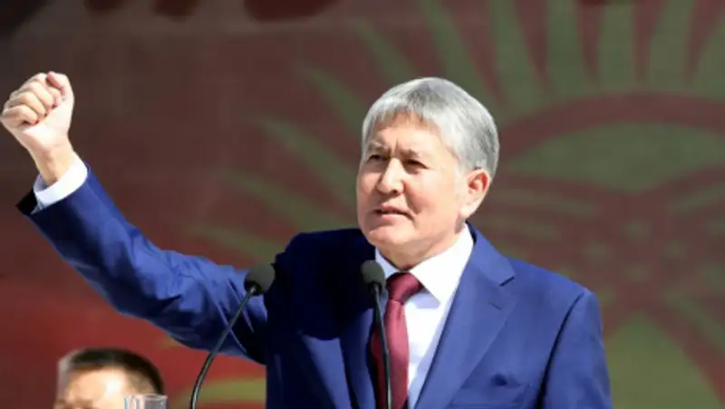 У дома экс-президента в Кыргызстане установили бетонные плиты