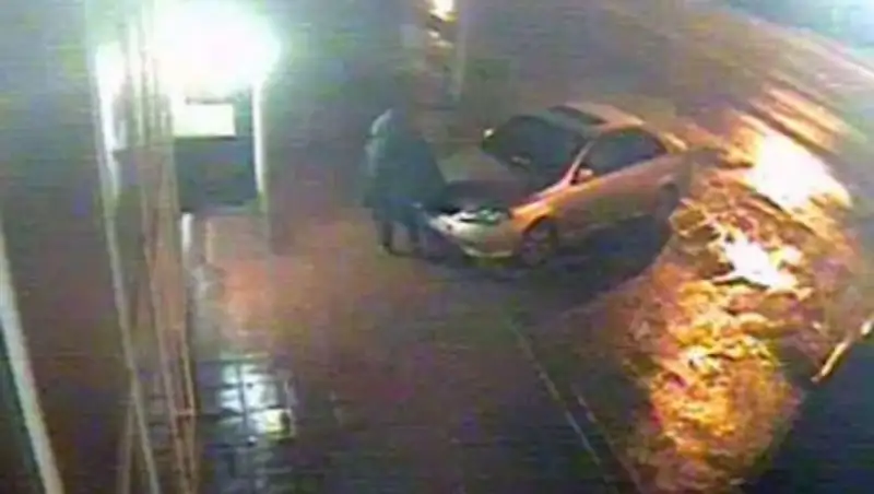 Появилось видео женщины, которая родила и оставила младенца на тротуаре в Шымкенте