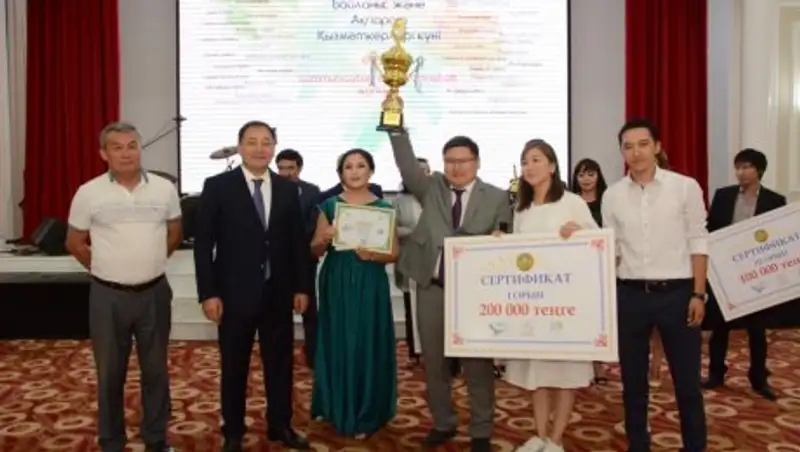 В Мангистау мастеров пера поздравил аким области Ералы Тугжанов