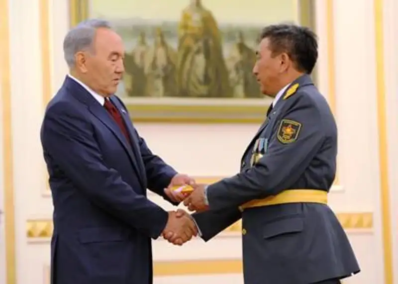 Президент Казахстана вручил генеральские погоны представителям Минобороны, КНБ, МЧС и СОП (фото) Президент Казахстана вручил генеральские погоны представителям Минобороны, КНБ, МЧС и СОП (фото), фото - Новости Zakon.kz от 07.05.2012 17:46