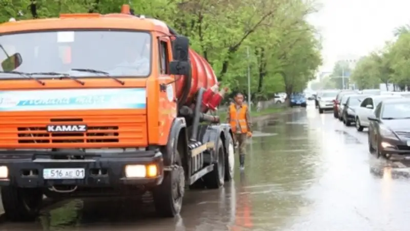В Астане в усиленном режиме продолжаются работы по откачке воды
