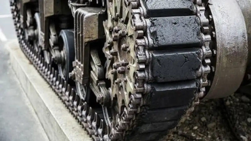 В Швеции танк врезался в поезд