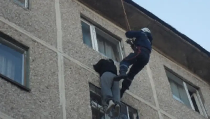 В Шымкенте тело мужчины свисало из окна на 5 этаже жилого дома