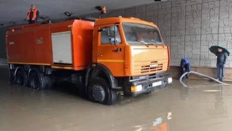 Алматы "топит" дождь