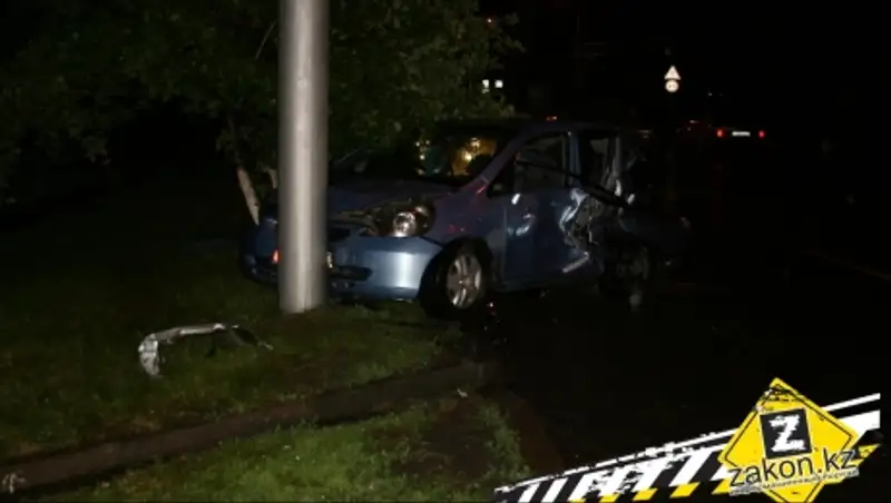 Водитель джипа в Алматы буквально впечатал Хонду в столб и скрылся 
