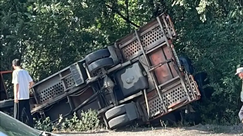 Эвакуатор перевернулся и упал в обрыв в Алматинской области