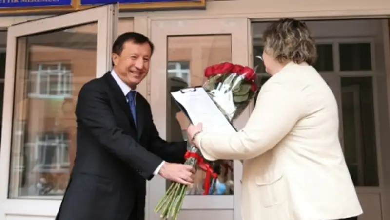 Адильбек Джаксыбеков поздравил выпускников с окончанием школы