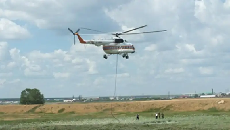 В ЗКО прошли учения по тушению условного пожара с вертолета