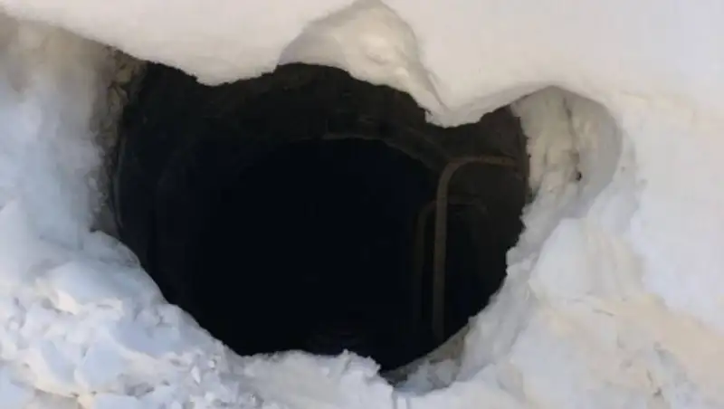 Мальчик провалился в открытый люк в центре города