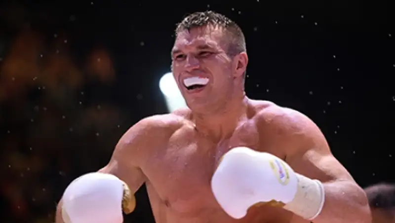 Чемпион мира по версии WBC потребовал вернуть девушек в бикини на боксерские ринги