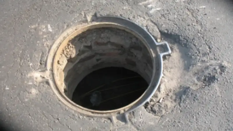 Павлодарец оставил без крышек канализационные люки на пяти улицах 