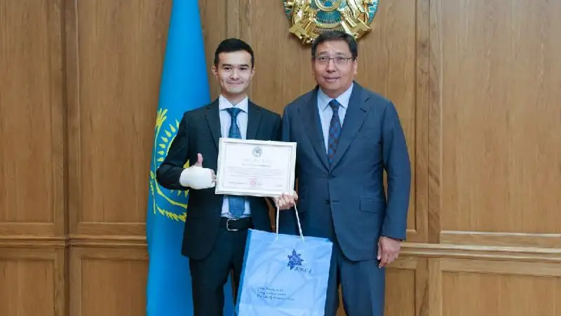 Нападение в автобусе в Алматы: героя наградили за спасение женщины