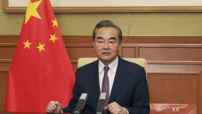 Китай ответит решительно на безрассудство США - глава МИД КНР
