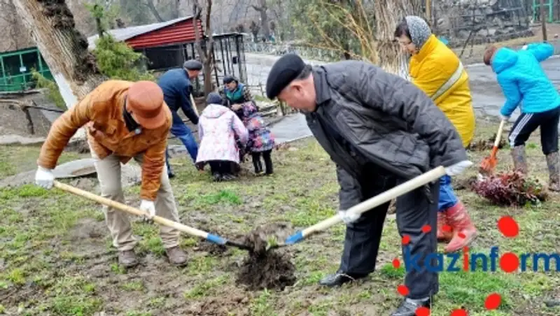 В зоопарке Алматы высадили 800 саженцев деревьев