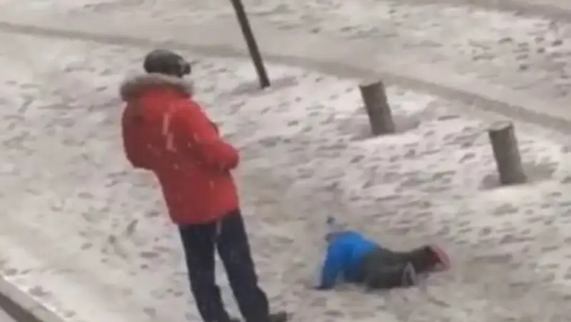 Пнувший ребенка мужчина установлен