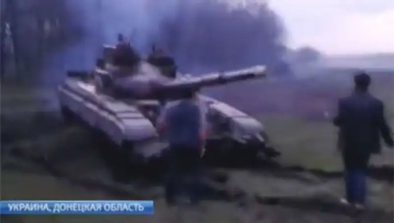 Отряд самообороны Славянска голыми руками остановил танк с военными