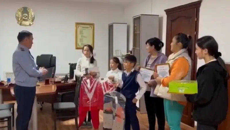 В Туркестанской области полицейские наградили подростков за помощь в поимке вора