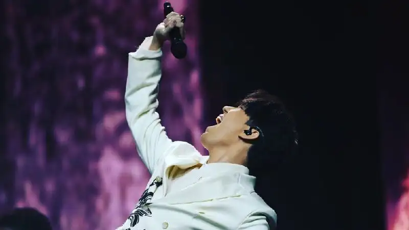 Димаш Кудайберген опубликовал фрагменты первого концерта в Германии