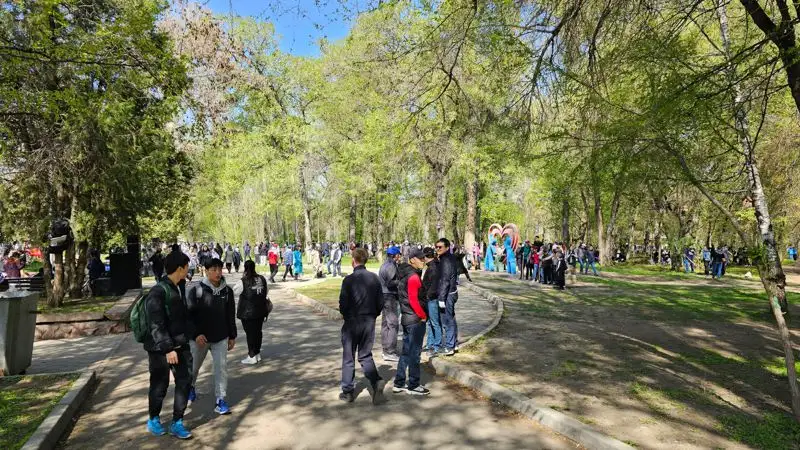 молодежь в Алматы на субботнике в роще, фото - Новости Zakon.kz от 22.04.2023 17:56