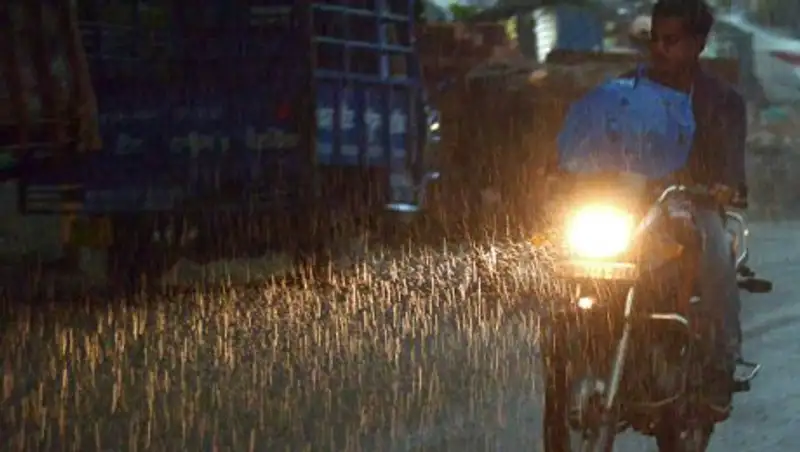 Число жертв мощного ливня на севере Индии возросло до тридцати