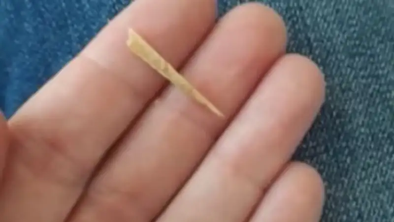 Школьница едва не погибла из-за щепки в хлебе