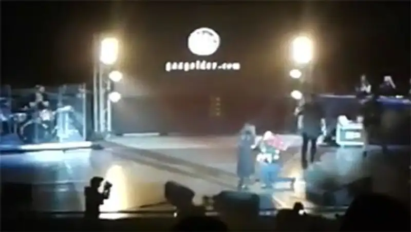 Парень сделал красивое предложение руки и сердца на концерте Басты в Астане