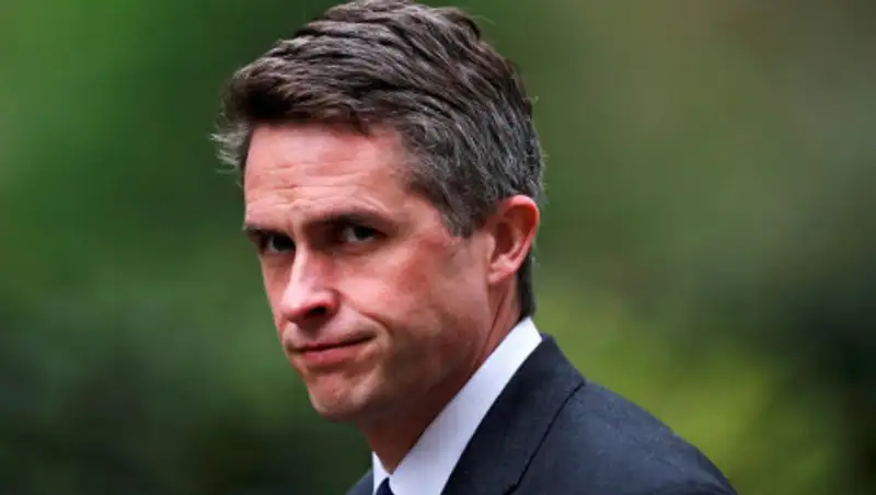 За длинный язык – СМИ Британии назвали причину увольнения министра обороны