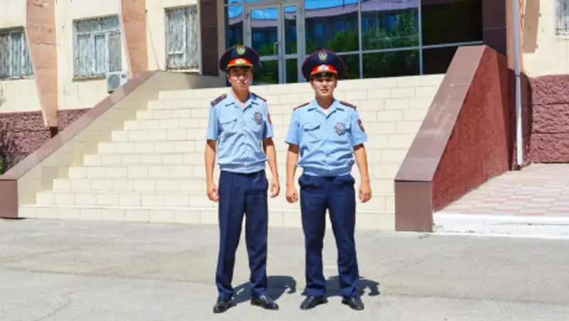 В Атырау полицейский спас жизнь девушке