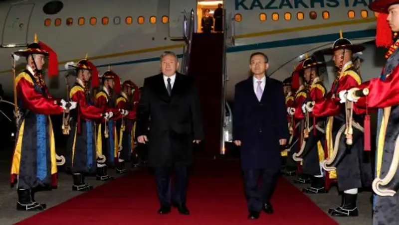 Назарбаев возложил цветы к монументу павших за родину в Сеуле