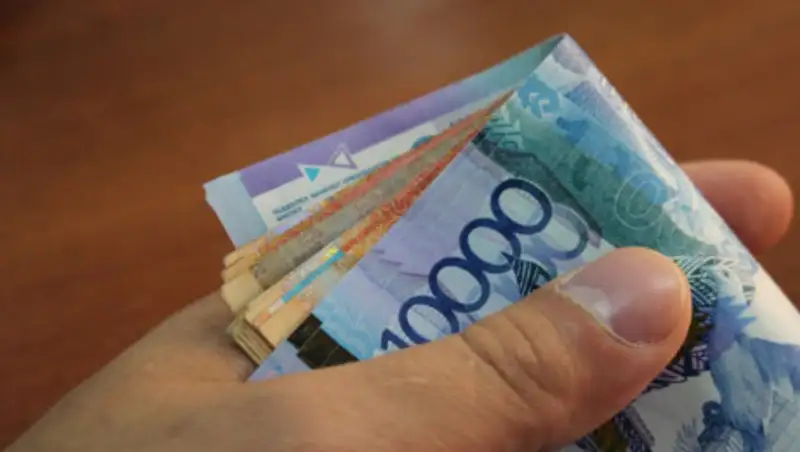 Штраф почти в 9 млн тенге выплатит чиновник-взяточник из Семея