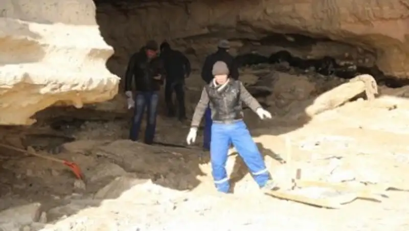 Полиция задержала рабочих, расчищавших от мусора пещеру в 4 микрорайоне Актау