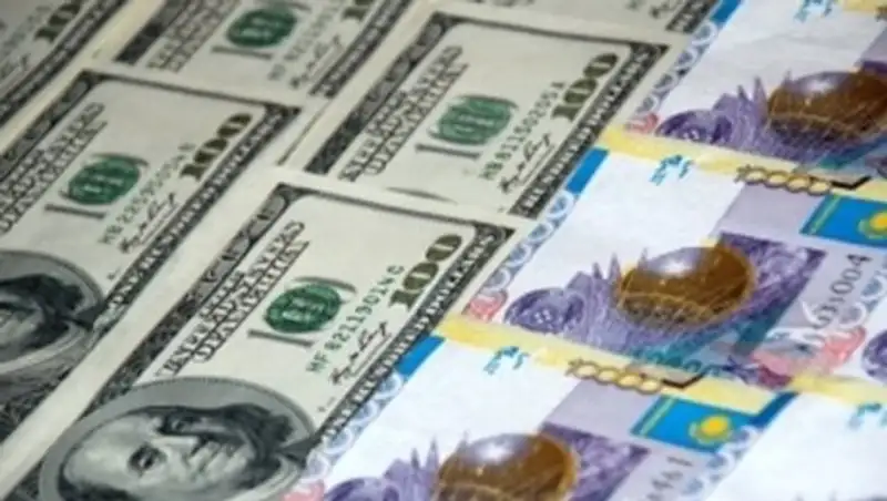 Тенге по-прежнему слабеет, несмотря на рост стоимости нефти