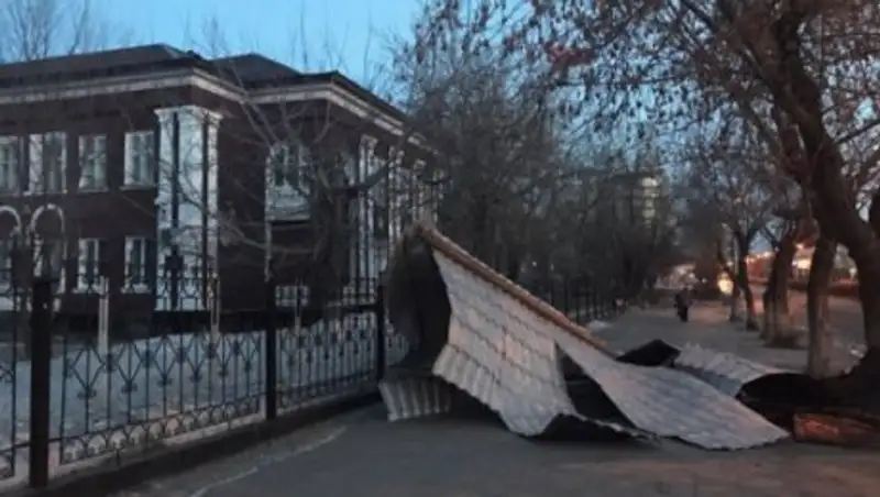 В Карагандинской области ветер сорвал крыши жилых домов, школы и дома культуры